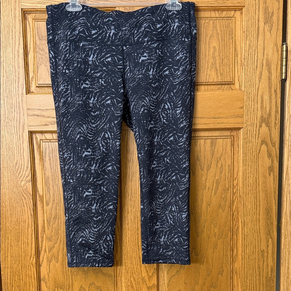 Like New Athleta Patterned Crop Leggings, Size Large